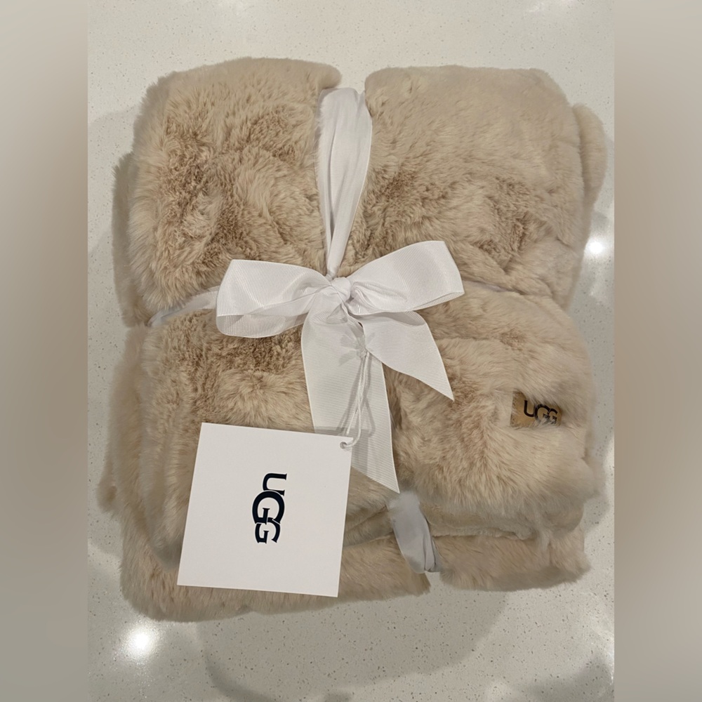 NWT UGG Euphoria Plush Faux Fur Reversible Throw Blanket - Picture 10 of 10